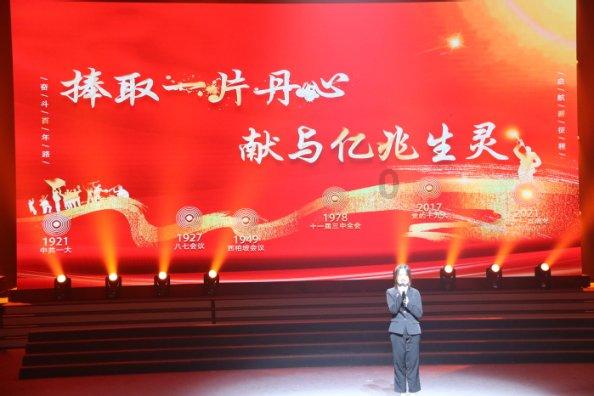 国际超模吕燕：样貌平平却嫁法国贵族，混血儿子颜值超高